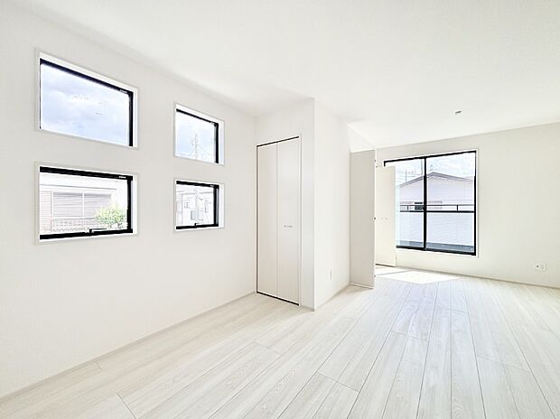 明るいバルコニーサイドに洋室を設置。目覚めの良い寝室に。 