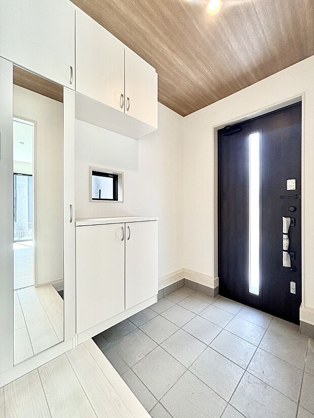 ミラー付きシューズボックスはお出かけ前の身だしなみチェックに便利