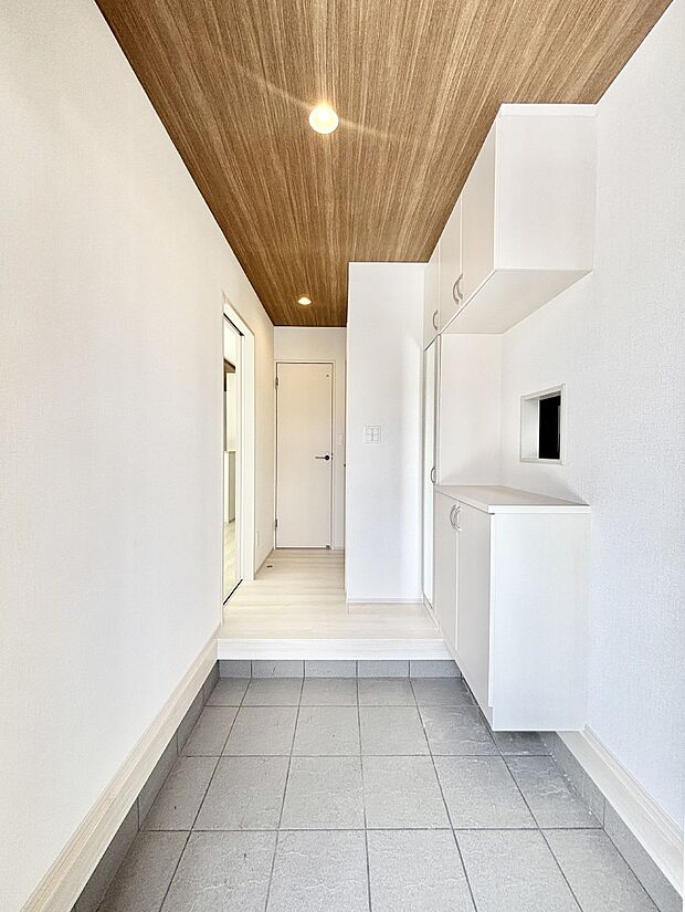 明るい玄関はお客様をお出迎えするのにぴったりです！ 