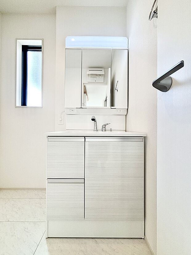 大きく見やすい三面鏡で清潔感ある洗面台は、身だしなみチェックや肌のお手入れにおすすめです。 