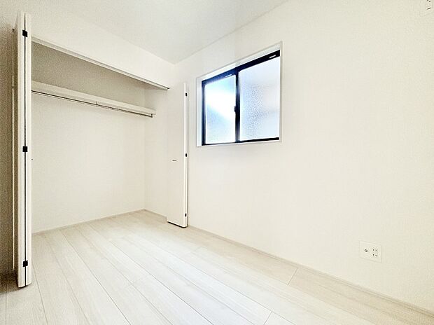 1階3帖のサービスルームは個室として利用できます。窓＆収納付き。