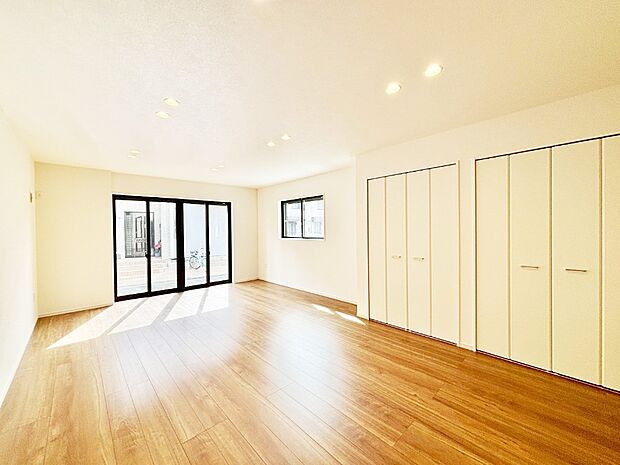 大きな窓からたっぷりの陽光と風を感じられるリビング