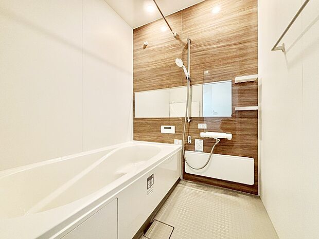 一日の疲れを癒してくれる明るい清潔感のあるバスルーム