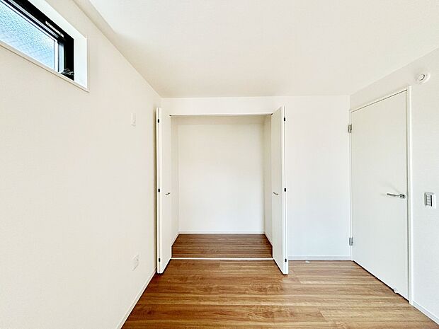 やさしい光がさしこむ居室はしっかり収納付き