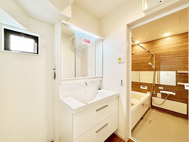 清潔感ある洗面化粧室で朝の身支度も快適