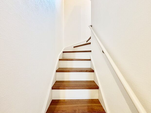 階段は手すり付きなので小さなお子さまやご高齢の方も安心です