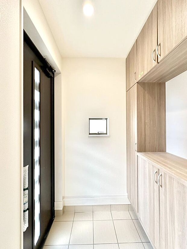 明るい玄関はお客様をお出迎えするのにぴったりです！ 