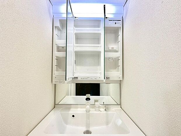 三面鏡の裏に、化粧品や衛生用品などを収納可能。洗面台をすっきりと保ちます！