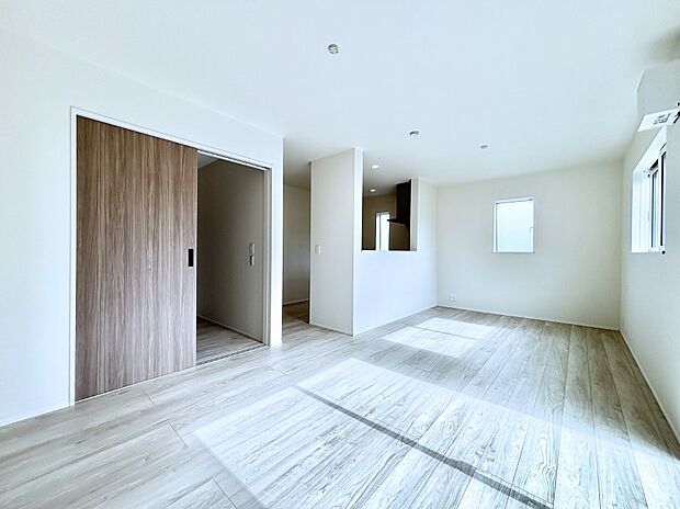 ナチュラルテイストの優しく柔らかい色使いのフローリングが素敵なリビングですね。