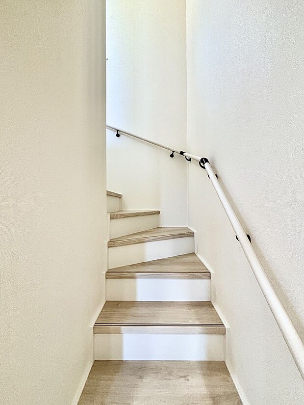 安全性を考慮し階段には手すりを設置しています