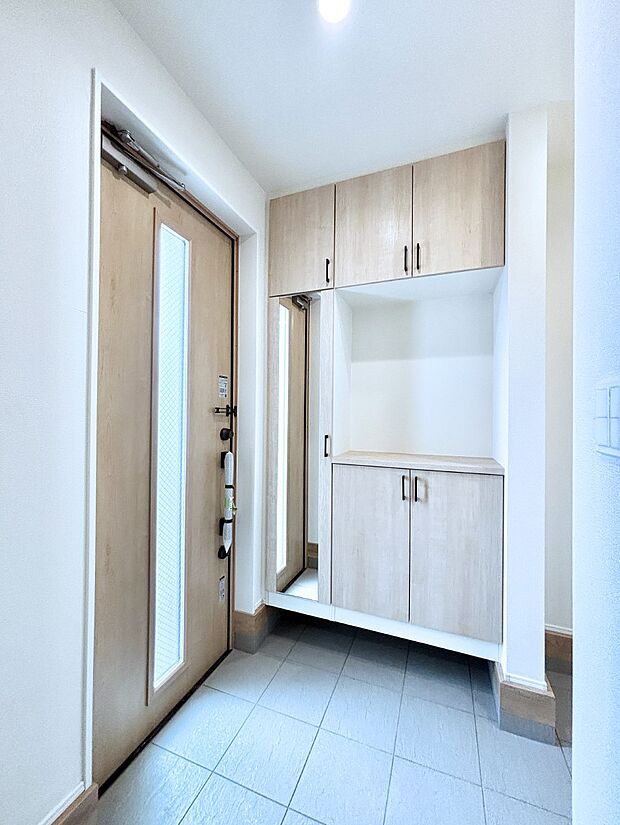 飾り棚を利用して、お越しいただくお客様をおもてなしできます。