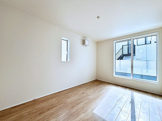 明るいバルコニーサイドに洋室を設置。目覚めの良い寝室に。 