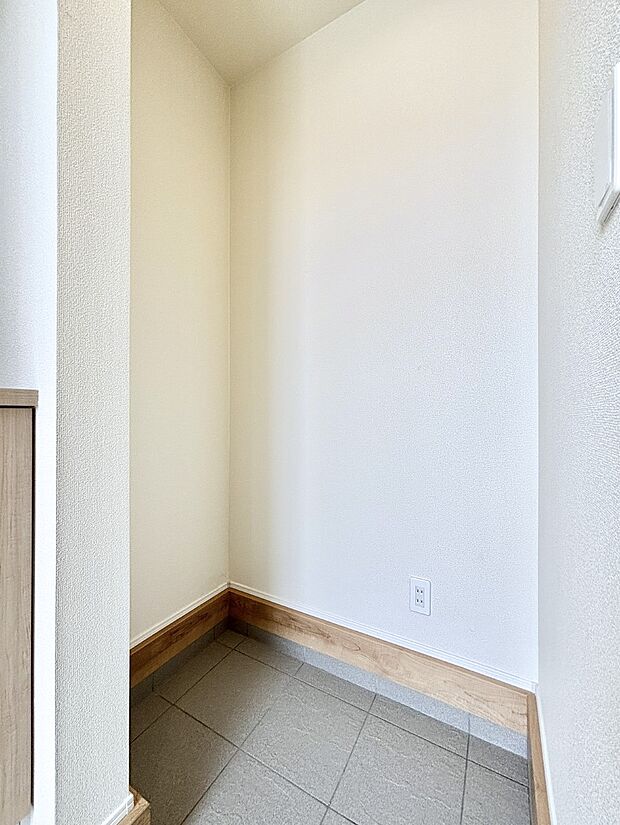 シューズインクローク付き！雨具やベビーカーも置けます。 