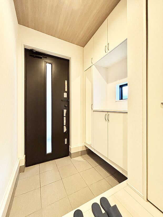 明るい玄関はお客様をお出迎えするのにぴったりです！ 