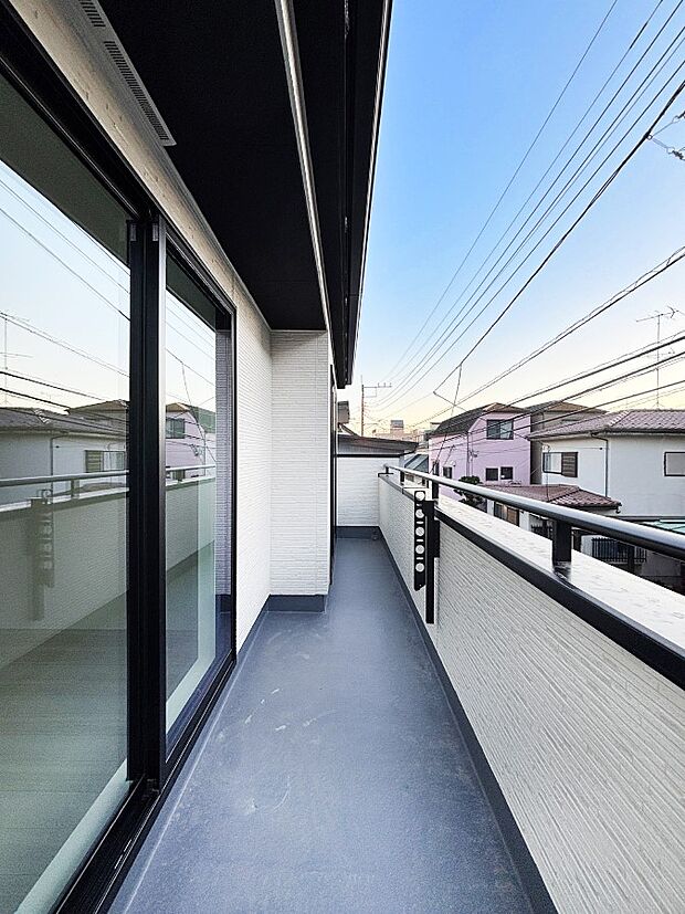 暖かな陽光が降り注ぐバルコニーはお洗濯におすすめ。爽やかな風も心地よいです。 