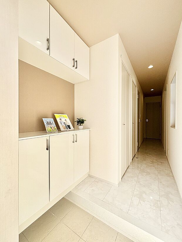 明るい玄関はお客様をお出迎えするのにぴったりです！ 