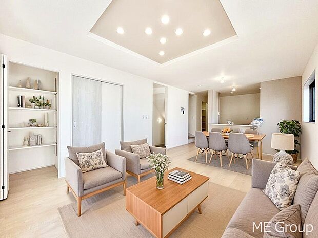 家族の和やかな会話が聞こえてきそう。開放感のあるリビングです。※家具はCGです  