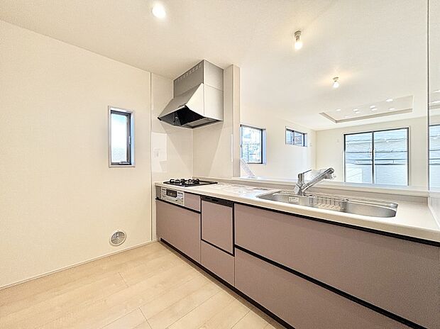 爽やかな風が通り抜けるキッチン。窓があるので明るく換気にも役立ちます。