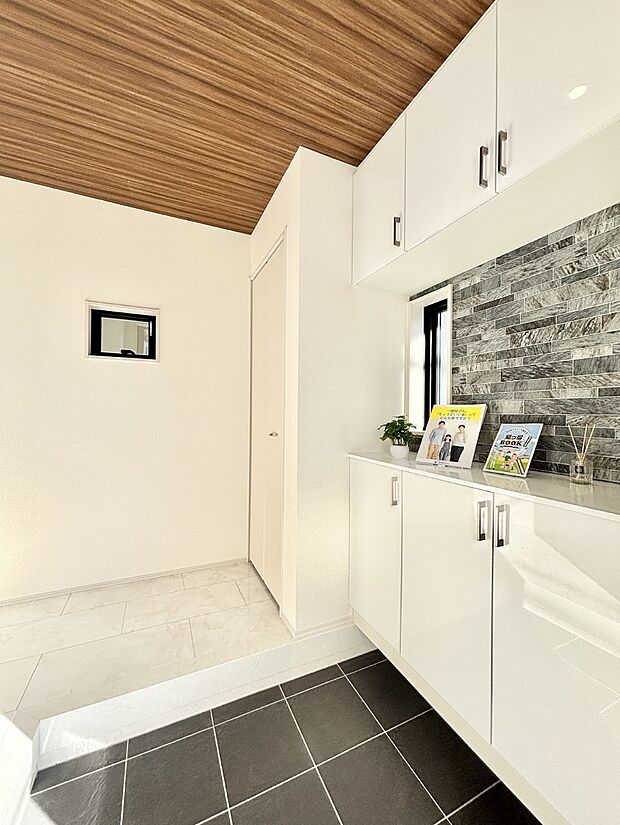 明るい玄関はお客様をお出迎えするのにぴったりです!