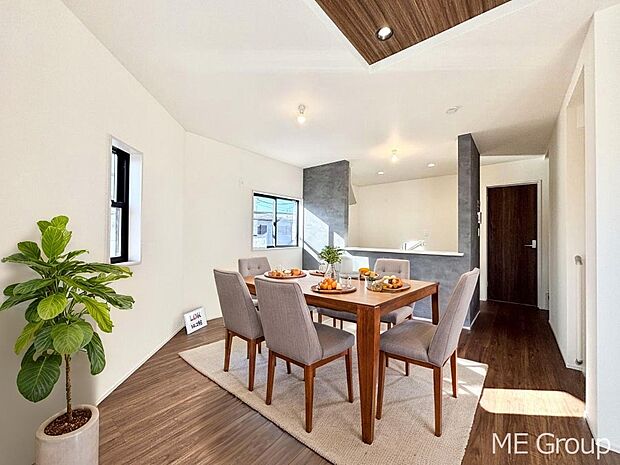 ご家族の賑やかな話し声で包まれる明るいリビング ※家具はCGです