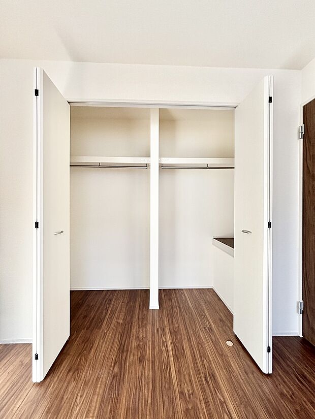 洋室のクローゼット。奥行きがあるので厚手の衣類もすっきり収まります。