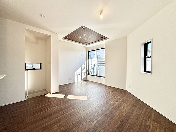 内装「ただいま」「おかえり」家族とのコミュニケーションが深まるリビングイン階段があります。