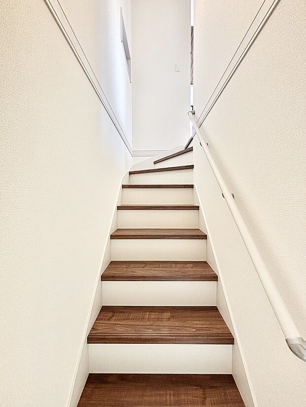 階段は手すり付きなので小さなお子さまやご高齢の方も安心です