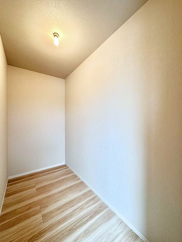 ウォークインクローゼット付きで生活空間を広く利用できます。