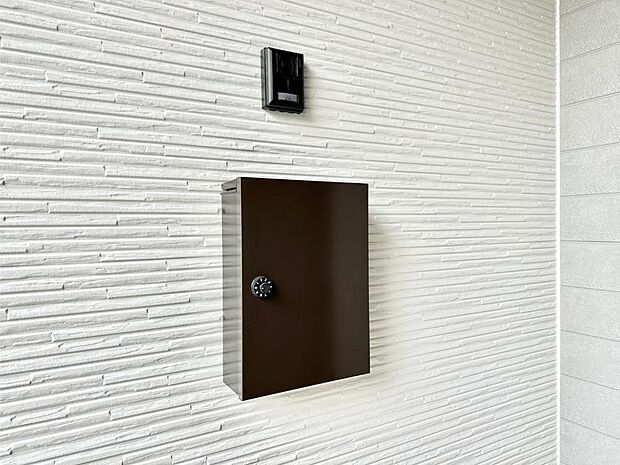 シンプルデザインのポスト。