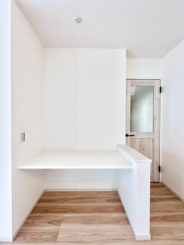 リビングカウンター。リモートワークやお子様の勉強机など、作業スペースにおすすめです。