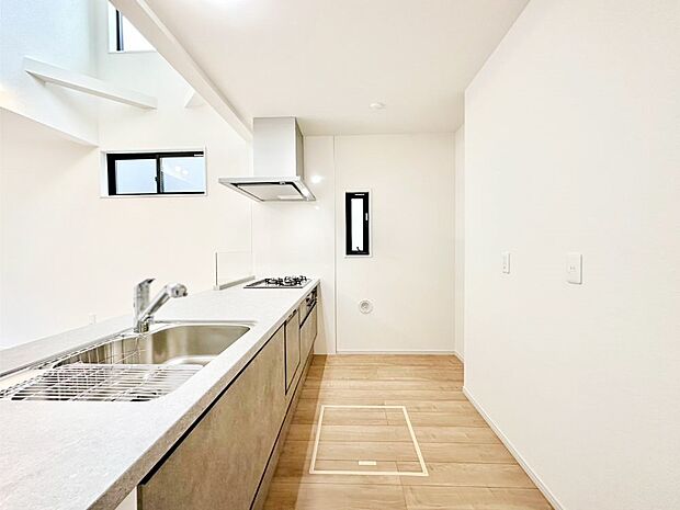 爽やかな風が通り抜けるキッチン。窓があるので明るく換気にも役立ちます。