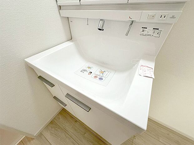ハンドシャワー付き！使いやすい洗面台。