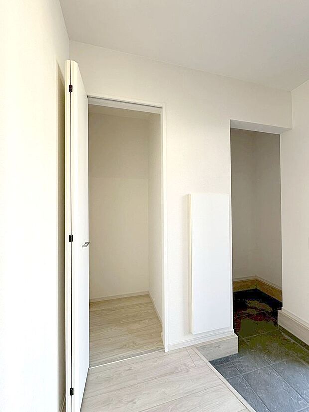 玄関ホール収納です。掃除道具やお出かけ用グッズの収納に便利です。