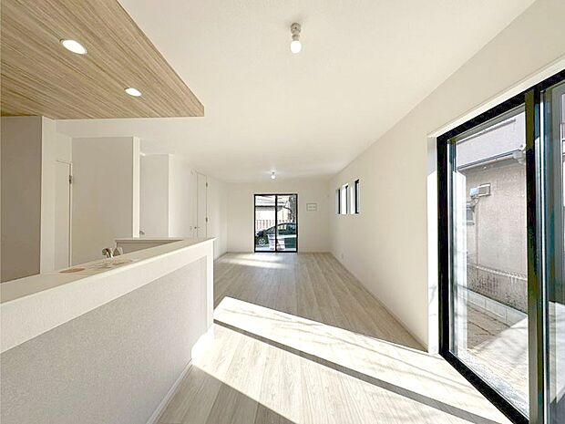 大きな窓からたっぷりの陽光と風を感じられるリビング