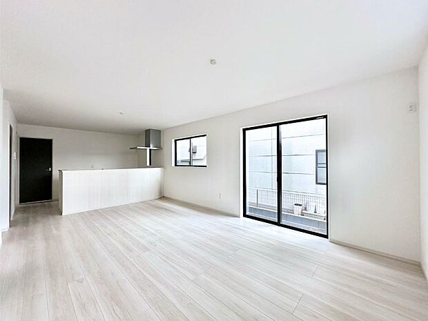 大きな窓からたっぷりの陽光と風を感じられるリビング