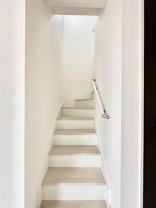 安全性を考慮し階段には手すりを設置しています