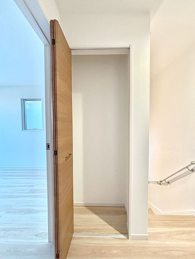 廊下収納。掃除道具や季節の小物を収納することができます。