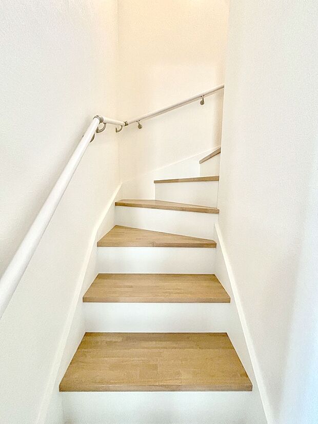 安全性を考慮し階段には手すりを設置しています