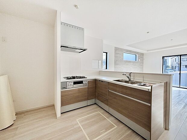 リビングで遊ぶお子様を見守りながらお料理ができる対面キッチン。  