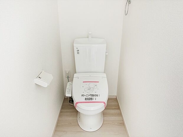 明るく清潔感のあるトイレです。
