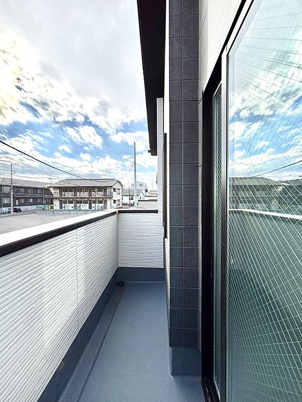 ゆったりバルコニーだから沢山お洗濯ものを干せます。