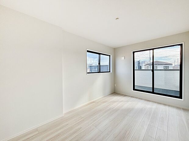 バルコニーが開放感をプラスしてくれる洋室