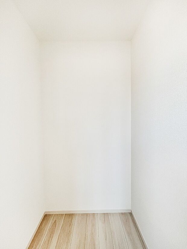 ウォークインクローゼット付きで生活空間を広く利用できます。