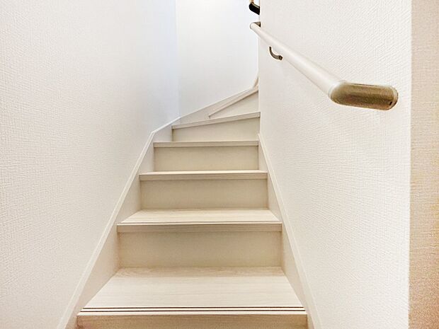 安全性を考慮し階段には手すりを設置しています