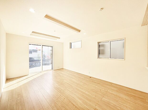 大きな窓からたっぷりの陽光と風を感じられるリビング