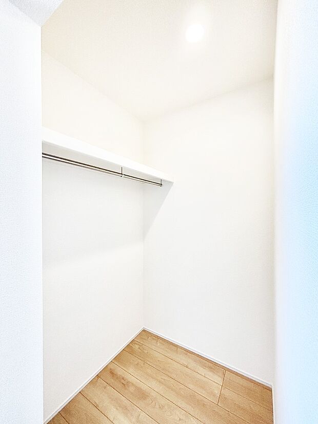 季節物の衣類もスッキリ収納できるウォークインクローゼット