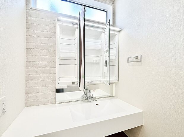 三面鏡の裏に、化粧品や衛生用品などを収納可能。洗面台をすっきりと保ちます！