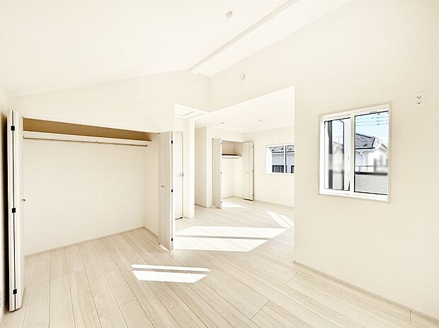 ライフスタイルに合わせて2部屋として利用できる広々とした洋室。