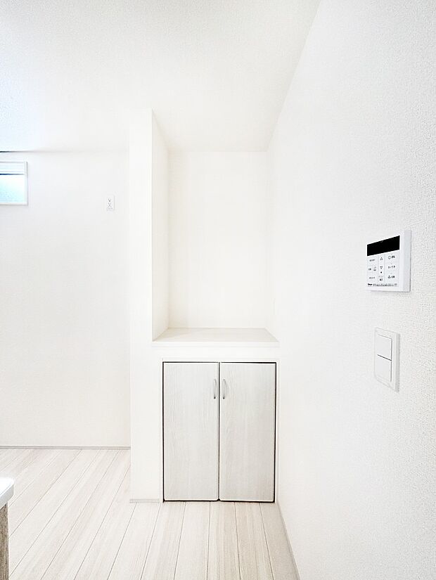 キッチン横にカウンターを設置。ちょっとした作業にも便利ですね。