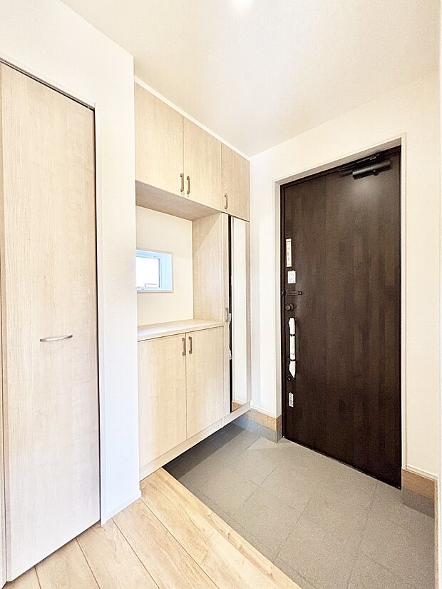 明るい玄関はお客様をお出迎えするのにぴったりです！ 